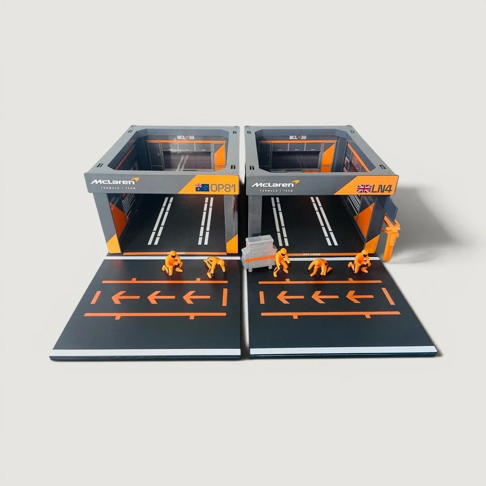 McLaren F1 Team Pit Garage Diorama Lando Norris LN4 Oscar Piastri OP81 Set